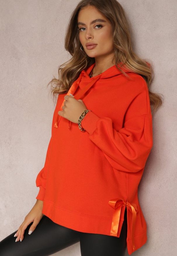 Renee - Pomarańczowa Bluza Oversize z Kapturem Liiza. Okazja: na co dzień. Typ kołnierza: kaptur. Kolor: pomarańczowy. Materiał: tkanina, polar, bawełna. Wzór: jednolity. Styl: casual