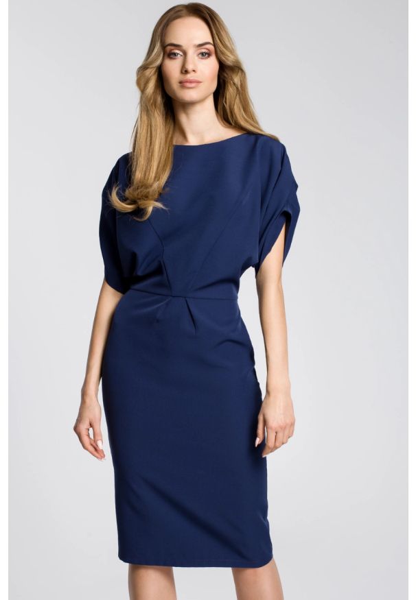 Sukienki.shop - Sukienka ołówkowa kimonowa z bufiastymi rękawami granatowa. Okazja: na randkę, na ślub cywilny, do pracy, na wesele, na imprezę. Kolor: niebieski. Materiał: tkanina, elastan, materiał. Wzór: gładki. Typ sukienki: ołówkowe. Styl: elegancki. Długość: midi