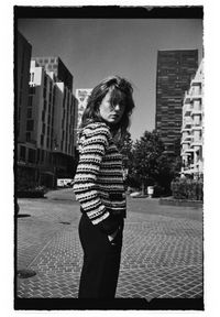 MOODO - Kardigan w paski czarny. Kolor: czarny. Materiał: akryl, poliester. Wzór: paski #1