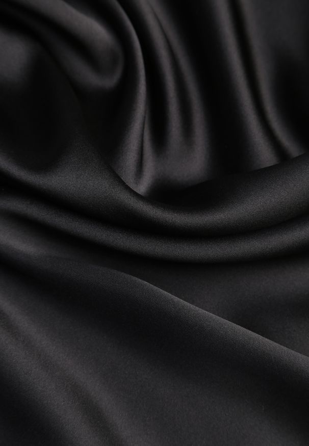 Renee - Czarna Satynowa Midi Spódnica Rozkloszowana z Gumką w Pasie i Suwakiem Leose. Kolor: czarny. Materiał: satyna