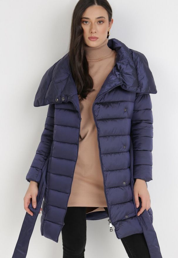 Born2be - Granatowa Kurtka Pikowana Nikessa. Typ kołnierza: bez kaptura. Kolor: niebieski. Materiał: tkanina, materiał. Długość: długie. Wzór: aplikacja