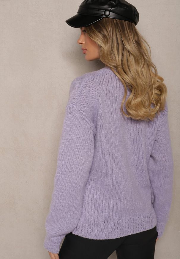 Renee - Ciemnofioletowy Sweter z Wełną Ozdobnym Splotem i Ściągaczem Nariae. Okazja: na co dzień. Kolor: fioletowy. Materiał: wełna. Długość rękawa: długi rękaw. Długość: długie. Wzór: ze splotem. Styl: casual, elegancki