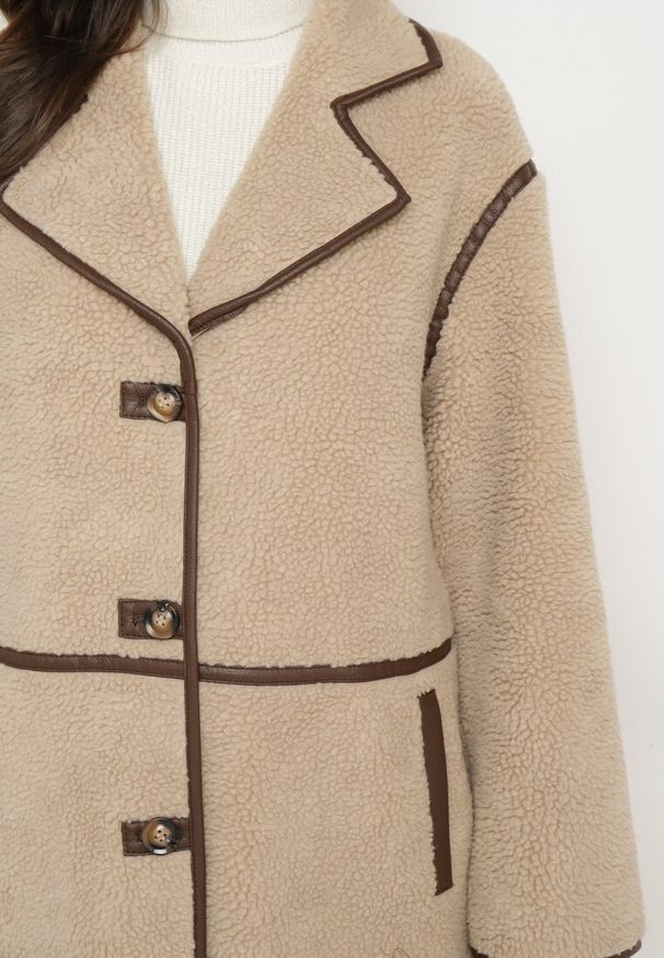 Born2be - Beżowy Jednorzędowy Płaszcz z Futerka Typu Baranek z Ozdobnymi Przeszyciami Zinnamira. Okazja: na co dzień. Kolor: beżowy. Materiał: futro. Długość rękawa: długi rękaw. Długość: długie. Styl: wizytowy, casual, klasyczny, elegancki