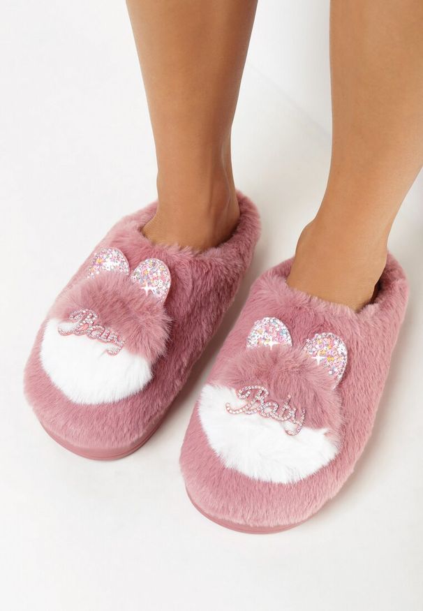 Born2be - Ciemnoróżowe Wsuwane Kapcie na Płaskiej Podeszwie z Aplikacją 3D w Kształcie Króliczka z Cyrkoniami Pottira. Zapięcie: bez zapięcia. Kolor: różowy. Wzór: aplikacja. Obcas: na płaskiej podeszwie