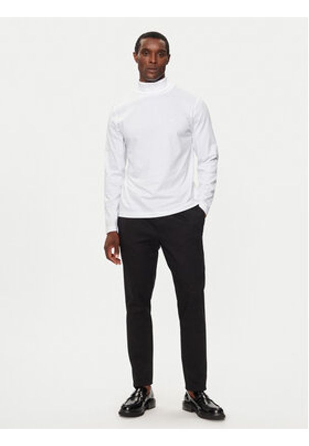 Calvin Klein Golf K10K111858 Biały Regular Fit. Typ kołnierza: golf. Kolor: biały. Materiał: bawełna