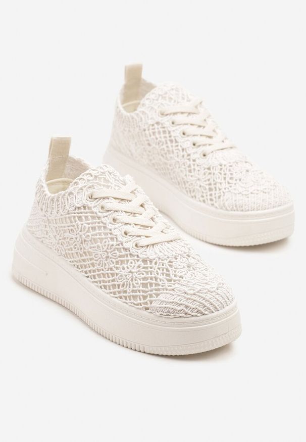 Renee - Beżowe Sneakersy na Platformie z Ażurowym Wykończeniem Isdisane. Okazja: na co dzień. Zapięcie: sznurówki. Kolor: beżowy. Materiał: jeans. Wzór: ażurowy. Obcas: na platformie