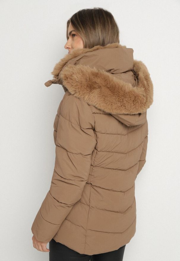 Born2be - Brązowa Taliowana Kurtka z Pikowanymi Przeszyciami i Kapturem z Futerkiem Olennea. Okazja: na spotkanie biznesowe, do pracy, na co dzień. Kolor: brązowy. Materiał: futro. Styl: casual, klasyczny, biznesowy