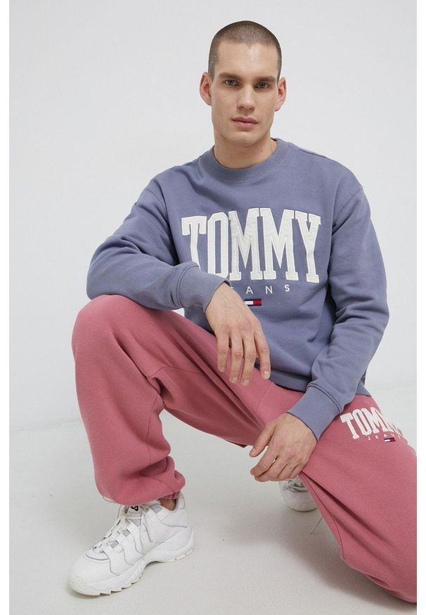 Tommy Jeans Bluza DM0DM12545.PPYY męska kolor fioletowy z aplikacją. Kolor: fioletowy. Materiał: bawełna. Wzór: aplikacja