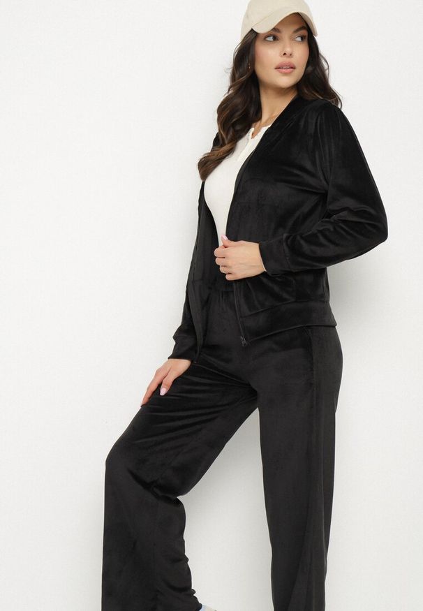 Born2be - Czarny Komplet Dresowy z Weluru Taliowana Bluza i Szerokie Spodnie Meandra. Kolor: czarny. Materiał: welur, dresówka. Wzór: aplikacja