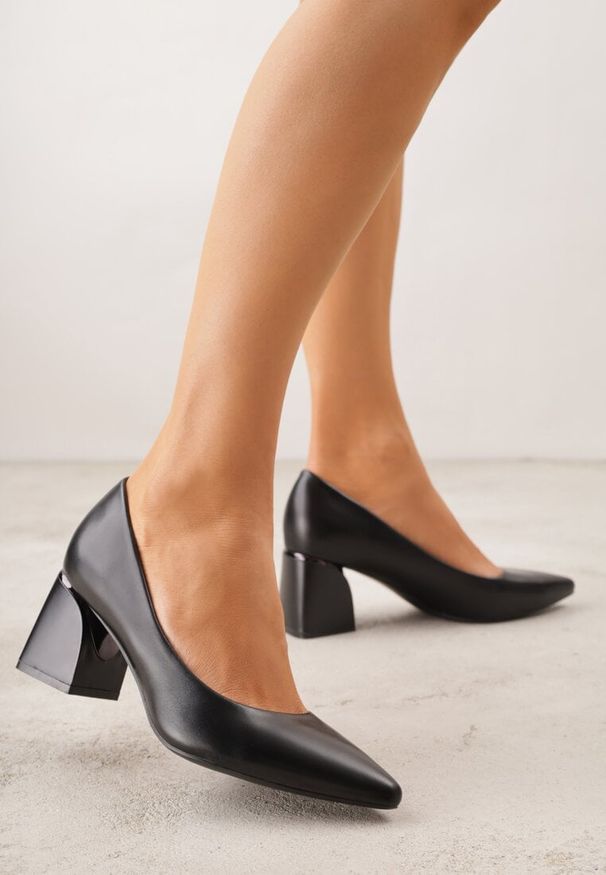 Born2be - Czarne Czółenka na Geometrycznym Obcasie Oriphishis. Okazja: na spotkanie biznesowe. Kolor: czarny. Wzór: geometria. Obcas: na obcasie. Styl: biznesowy, elegancki. Wysokość obcasa: średni