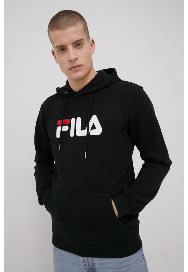 Fila bluza Barumini męska kolor czarny z kapturem z nadrukiem. Okazja: na co dzień. Typ kołnierza: kaptur. Kolor: czarny. Materiał: dzianina. Wzór: nadruk. Styl: casual