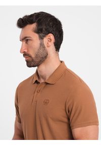 Ombre Clothing - Męska koszulka polo jednokolorowa BASIC z dzianiny pique - brązowa V23 - Rozmiar: XXL. Okazja: na co dzień. Typ kołnierza: polo. Kolor: brązowy. Materiał: dzianina. Wzór: haft, aplikacja, jednolity. Styl: sportowy, wizytowy, casual