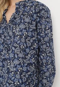 Born2be - Granatowa Bluzka Bawełniana w Kwiatowy Print z Guzikami Lontia. Kolor: niebieski. Materiał: bawełna. Wzór: nadruk, kwiaty. Sezon: lato #4