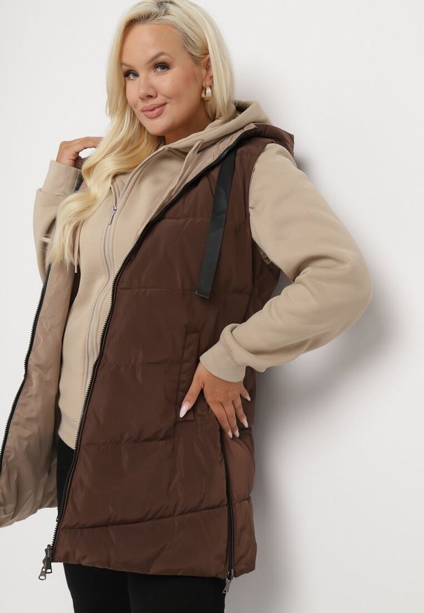 Born2be - Brązowa Pikowana Kamizelka Dwustronna z Kapturem i Troczkami Nevetiani. Typ kołnierza: kaptur. Kolor: brązowy. Materiał: jeans. Styl: elegancki