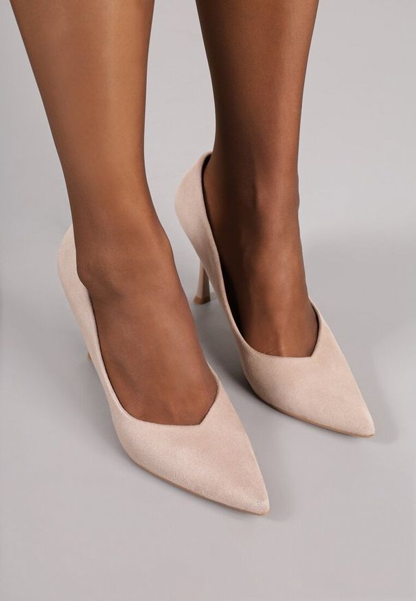 Renee - Ciemnobeżowe Klasyczne Szpilki Vices z Wkładką ze Skóry Naturalnej Alondie. Okazja: na wesele, na ślub cywilny, do pracy, na spotkanie biznesowe. Kolor: beżowy. Materiał: skóra. Obcas: na szpilce. Styl: klasyczny. Wysokość obcasa: średni