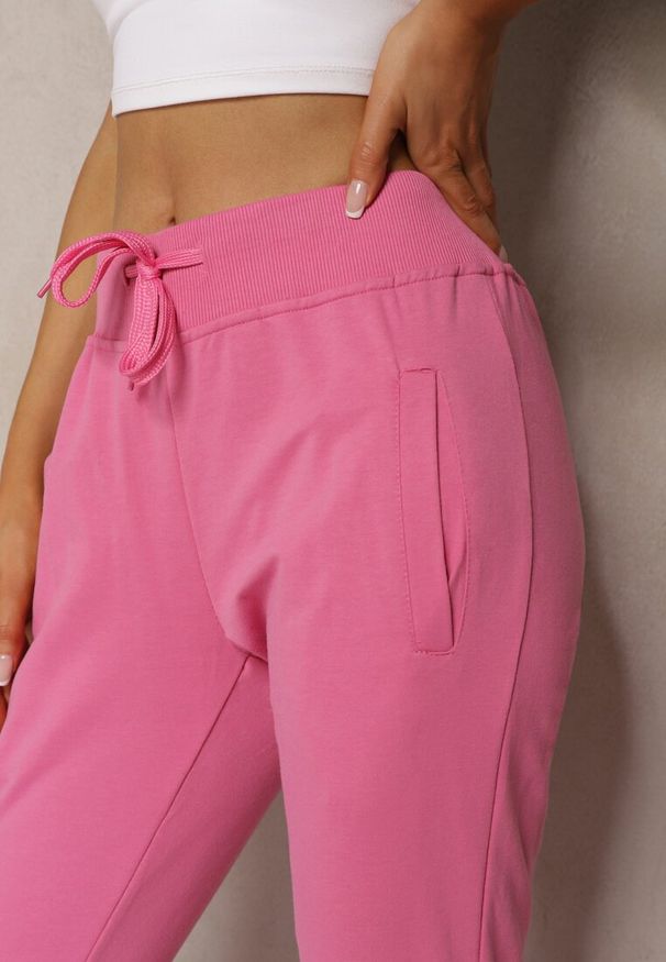 Renee - Fuksjowe Dresowe Spodnie o Klasycznym Fasonie z Gumką w Pasie Ivemia. Okazja: na co dzień, do pracy, na spotkanie biznesowe. Stan: podwyższony. Kolor: różowy. Materiał: dresówka. Styl: klasyczny