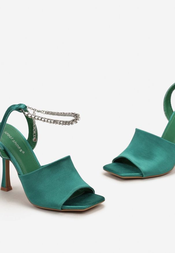 Born2be - Zielone Sandały na Szpilce z Łańcuszkiem Wokół Kostki Malla. Okazja: na randkę, na imprezę. Nosek buta: otwarty. Zapięcie: pasek. Kolor: zielony. Materiał: satyna, materiał. Obcas: na szpilce. Styl: elegancki