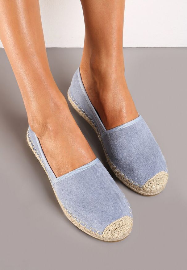 Born2be - Niebieskie Espadryle Kleorelia. Nosek buta: okrągły. Zapięcie: bez zapięcia. Kolor: niebieski. Wzór: aplikacja. Obcas: na płaskiej podeszwie. Styl: wakacyjny