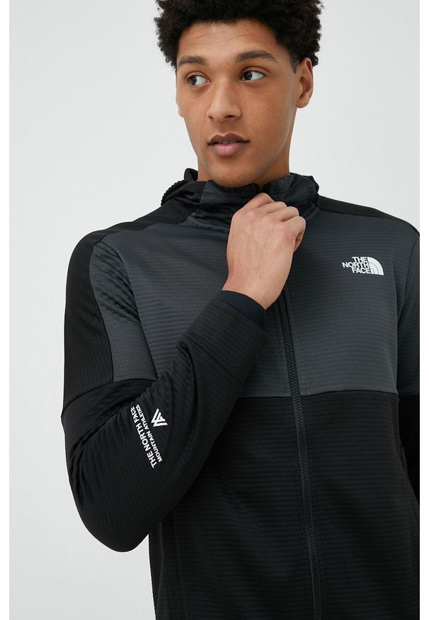 The North Face bluza sportowa Mountain Essentials męska kolor czarny z kapturem gładka. Typ kołnierza: kaptur. Kolor: czarny. Materiał: materiał. Wzór: gładki. Styl: sportowy