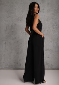 Renee - Czarny Koktajlowy Kombinezon Asymetryczny o Kroju na Jedno Ramię z Klamrą Hurinex. Kolor: czarny. Materiał: materiał. Długość rękawa: na ramiączkach. Styl: wizytowy #5