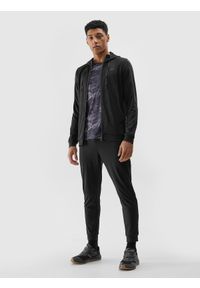 4f - 4F Spodnie treningowe szybkoschnące męskie - czarne L. Kolor: czarny. Materiał: dzianina, skóra, materiał, syntetyk, włókno, elastan. Wzór: jednolity, ze splotem. Sport: fitness #1
