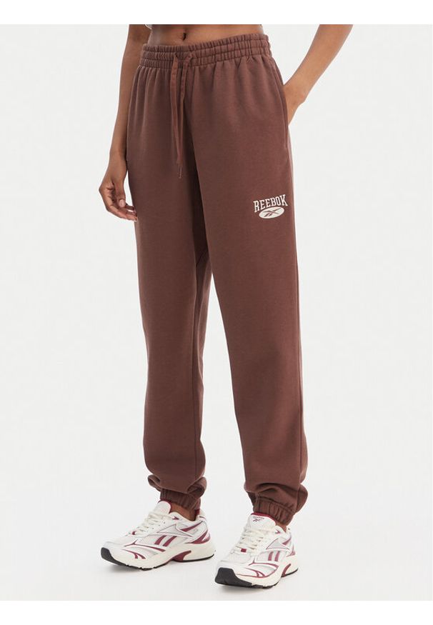 Reebok Spodnie dresowe Cl Ae Pant 100202799 Brązowy Regular Fit. Kolor: brązowy. Materiał: bawełna