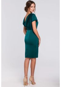 Sukienki.shop - Sukienka wieczorowa satynowa z dekoltem na plecach zielona. Kolor: zielony. Materiał: satyna. Typ sukienki: dopasowane, ołówkowe. Styl: wizytowy #1