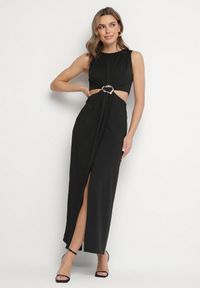 Born2be - Czarna Sukienka z Wiskozą Ozdobiona Wycięciami i Metalową Aplikacją Odivaria. Kolor: czarny. Materiał: wiskoza. Wzór: aplikacja. Styl: klasyczny #1