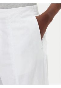 Calvin Klein Jeans Spodnie materiałowe J20J225340 Biały Relaxed Fit. Kolor: biały. Materiał: bawełna