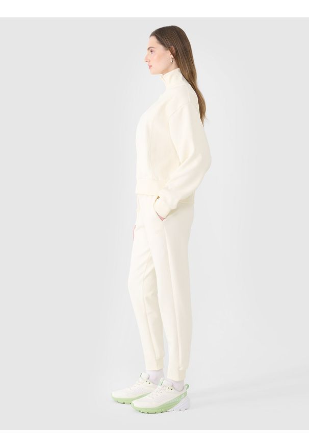 4f - 4F Spodnie dresowe joggery damskie - białe XXL. Kolor: biały. Materiał: dresówka. Wzór: gładki, ze splotem. Sport: fitness
