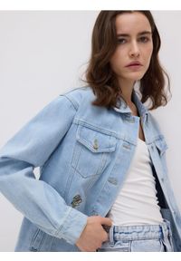 Reserved - Jeansowa kurtka z haftem na plecach - niebieski. Kolor: niebieski. Materiał: jeans. Wzór: haft #1