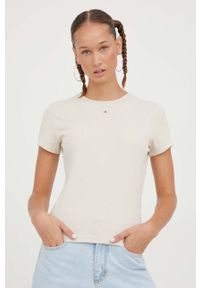 Tommy Jeans t-shirt damski kolor beżowy. Okazja: na co dzień. Kolor: beżowy. Materiał: bawełna, dzianina, prążkowany. Wzór: aplikacja. Styl: casual