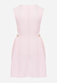 Born2be - Różowa Elegancka Sukienka Bez Rękawów Zdobiona Przypinkami w Talii Rhaegina. Okazja: na co dzień. Kolor: różowy. Długość rękawa: bez rękawów. Wzór: aplikacja. Typ sukienki: proste, rozkloszowane. Styl: elegancki #3