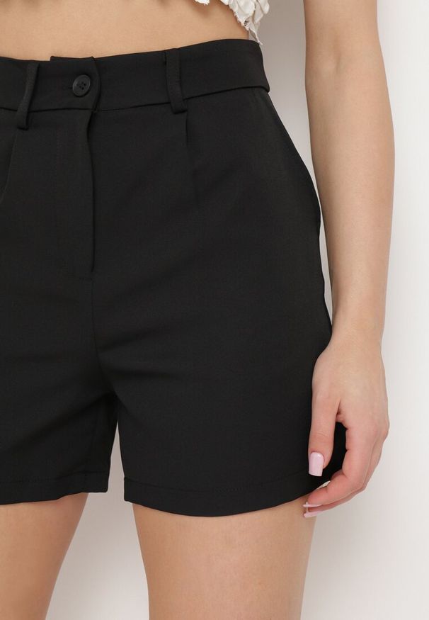 Born2be - Czarne Bermudy Szorty z Wysokim Stanem i Eleganckim Wykończeniem Ulapia. Okazja: na co dzień. Stan: podwyższony. Kolor: czarny. Styl: elegancki