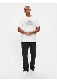 Tommy Jeans T-Shirt Varsity DM0DM18287 Biały Regular Fit. Kolor: biały. Materiał: bawełna #4