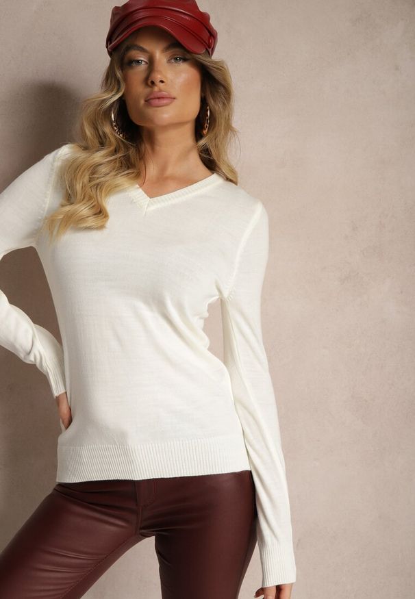 Renee - Jasnobeżowy Casualowy Sweter z Dekoltem w Serek Amitta. Okazja: na co dzień. Typ kołnierza: dekolt w serek. Kolor: beżowy. Materiał: jeans. Styl: casual
