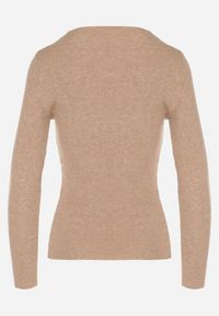 Born2be - Ciemnobeżowy Dopasowany Sweter z Prążkowanej Dzianiny z Bawełną z Dekoltem w Serek Tesma. Okazja: na co dzień. Typ kołnierza: dekolt w serek. Kolor: beżowy. Materiał: prążkowany, bawełna, dzianina. Długość rękawa: długi rękaw. Długość: długie. Styl: casual, elegancki #4