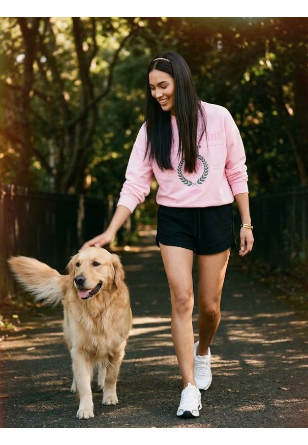 Sinsay - Dresowe szorty z kieszeniami - czarny. Kolor: czarny. Materiał: dresówka