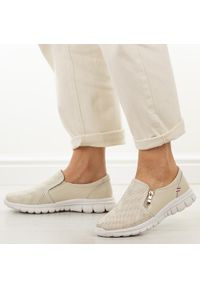 Beżowe skórzane półbuty damskie Jezzi 9819. Okazja: na co dzień. Nosek buta: okrągły. Kolor: beżowy. Materiał: skóra. Szerokość cholewki: normalna. Wzór: ażurowy. Sezon: wiosna, jesień, lato. Styl: casual, elegancki, klasyczny #1