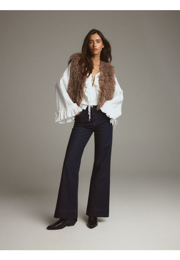 Reserved - Kamizelka z imitacji futra - brązowy. Kolor: brązowy. Materiał: futro