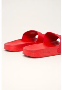 adidas Originals - Klapki Adilette. Kolor: czerwony. Materiał: guma