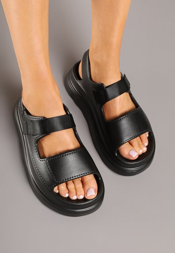 Born2be - Czarne Piankowe Sandały na Grubej Podeszwie z Zapięciem na Rzep Rosaloria. Okazja: na spacer, na co dzień. Zapięcie: rzepy. Kolor: czarny. Materiał: len. Sezon: lato. Styl: elegancki, casual