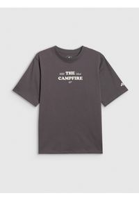 4f - 4F T-shirt loose z nadrukiem chłopięcy - szary 128 (7-8 lat). Okazja: na co dzień, na uczelnię. Kolor: szary. Materiał: dzianina, bawełna, materiał. Wzór: nadruk. Sezon: lato. Styl: klasyczny, casual #1