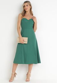 Born2be - Zielona Rozkloszowana Sukienka na Ramiączkach z Rozcięciem Sveame. Typ kołnierza: dekolt kwadratowy. Kolor: zielony. Długość rękawa: na ramiączkach. Wzór: aplikacja. Typ sukienki: rozkloszowane #1