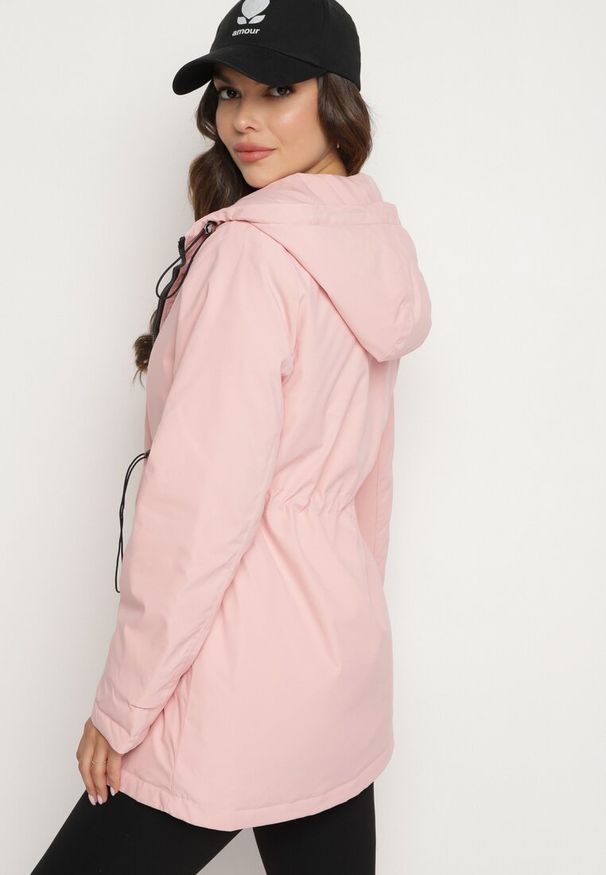 Born2be - Różowa Kurtka Parka z Kapturem i Ściągaczami w Pasie Arilira. Typ kołnierza: kaptur. Kolor: różowy. Styl: klasyczny