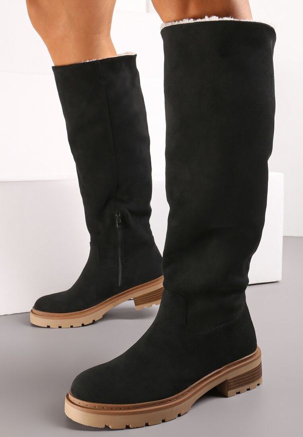 Born2be - Czarne Kozaki Ocieplone Futerkiem Nunerise. Nosek buta: okrągły. Zapięcie: zamek. Kolor: czarny. Materiał: futro. Sezon: zima. Obcas: na obcasie. Styl: klasyczny. Wysokość obcasa: niski