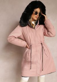 Renee - Różowa Dwustronna Kurtka ze Ściągaczem i Kapturem z Futerkiem Divya. Kolor: różowy. Materiał: futro. Styl: elegancki