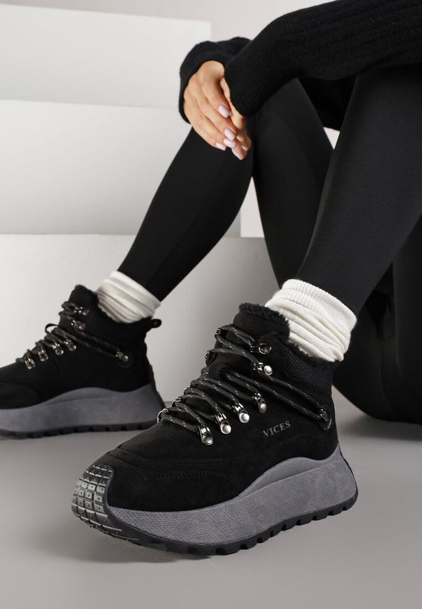 Born2be - Czarne Sportowe Sneakersy Śniegowce Vices na Grubej Podeszwie Nellsana. Okazja: na co dzień. Kolor: czarny. Materiał: jeans. Szerokość cholewki: normalna. Wzór: aplikacja