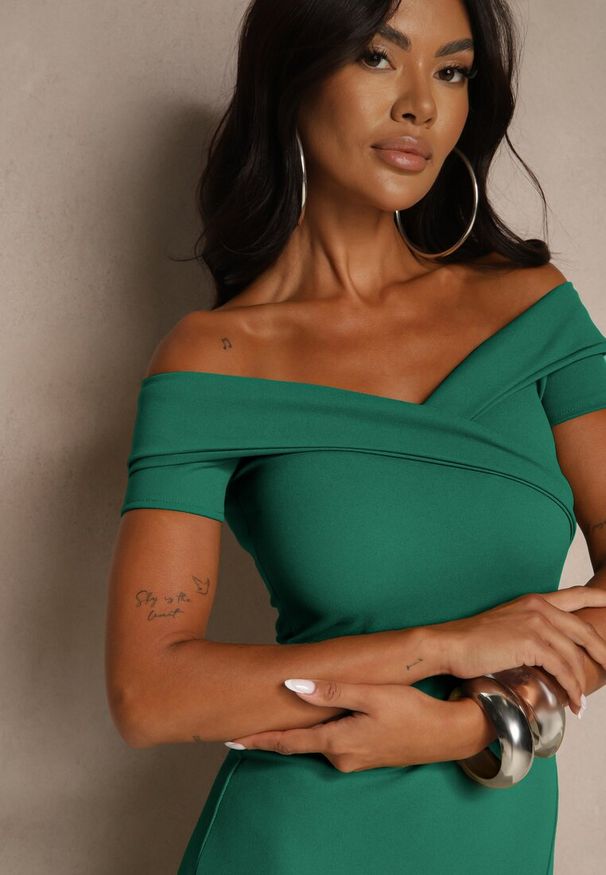 Renee - Zielona Sukienka Koktajlowa Typu Hiszpanka z Rozcięciem na Nogę Hallomea. Typ kołnierza: dekolt hiszpanka. Kolor: zielony. Styl: wizytowy