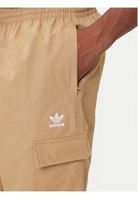 Adidas - adidas Spodnie dresowe Trefoil Essentials JX3912 Beżowy Loose Fit. Kolor: beżowy. Materiał: bawełna